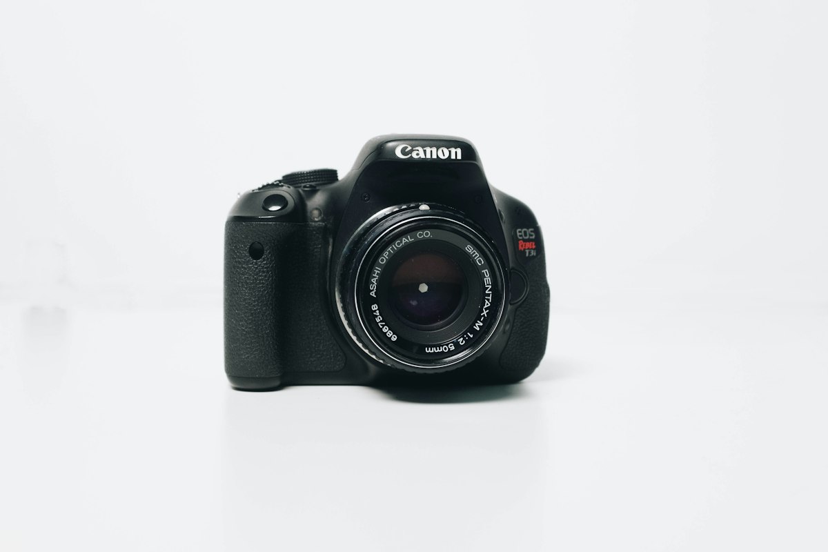 A camera lens catching daylight